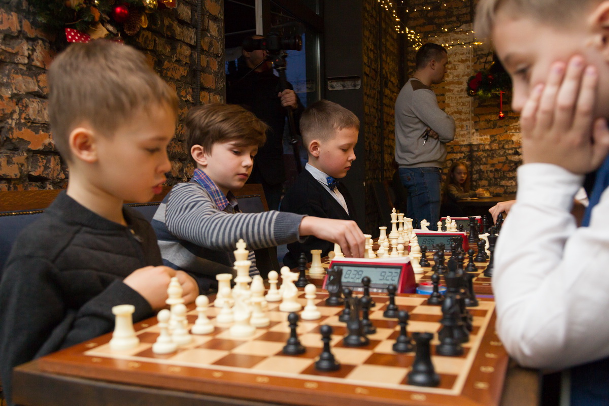 Ребята шахматы играют. Ищенко шахматы. Шахматы для детей. Фотографии шахмат. Дети играют в шахматы.